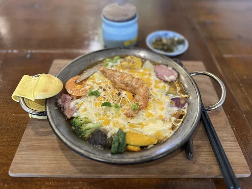 야채듬뿍 피자, 검은 마늘 바냐카우다 소스를 곁들여