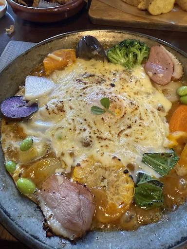 야채듬뿍 피자, 검은 마늘 바냐카우다 소스를 곁들여